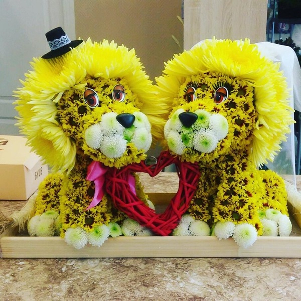 Лев из цветов