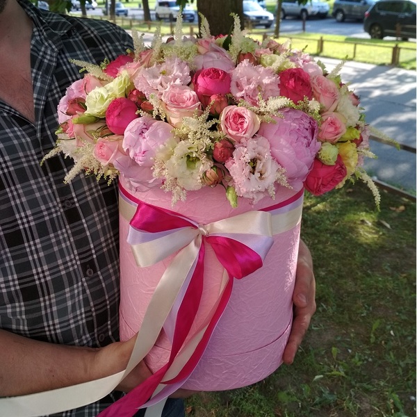 Пионы и розы в коробке